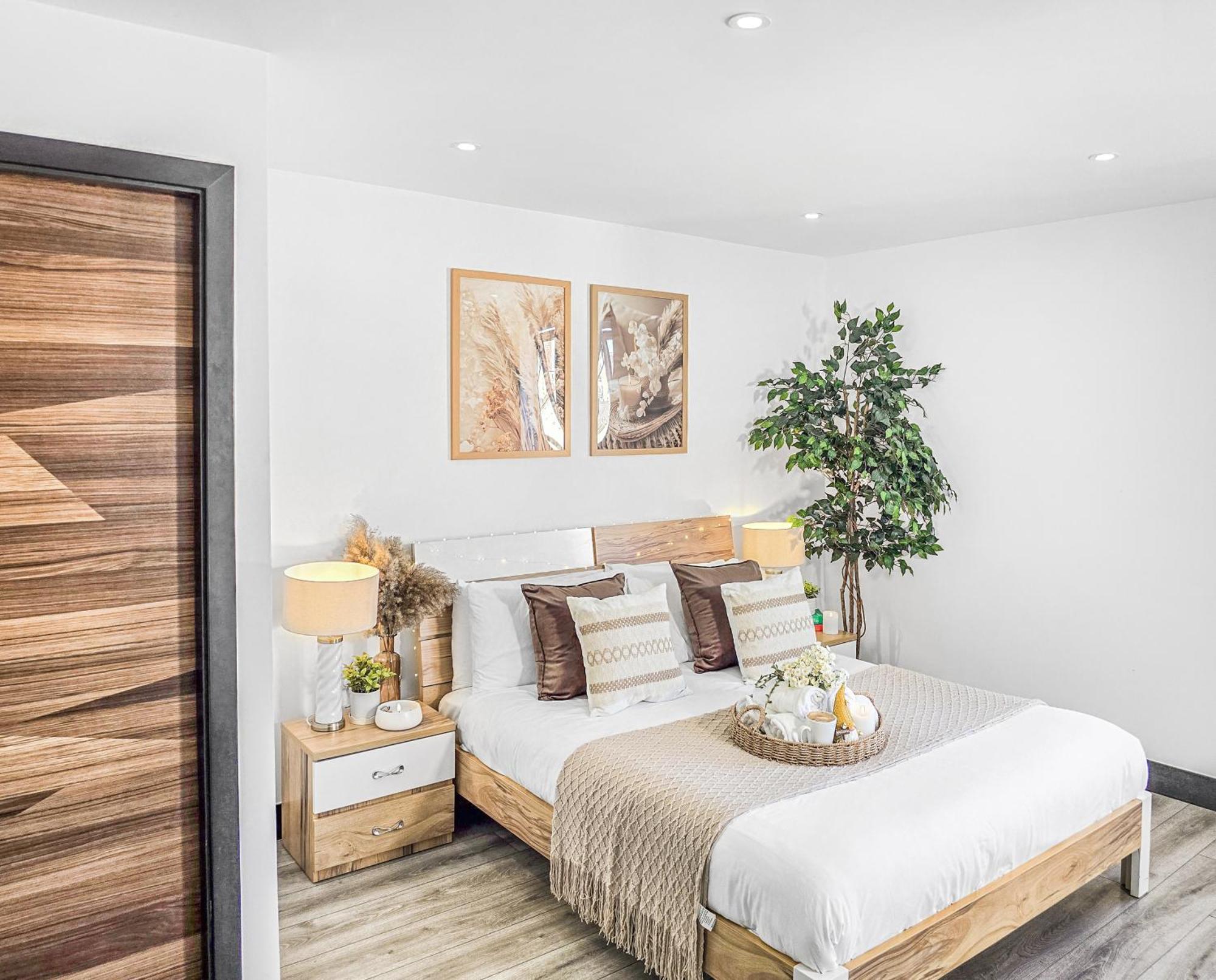 The Cozy Chapter - Spacious Apartments Near Manchester City Centre & Old Trafford, Manchester